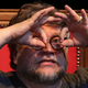 El director Guillermo del Toro se pregunta lo que se ha hecho antes cuando está haciendo una película y procura hacer algo diferente.